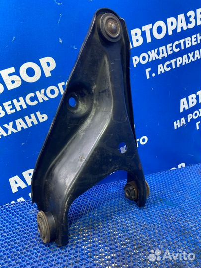 Передний правый рычаг Renault Logan 1 седан 2011