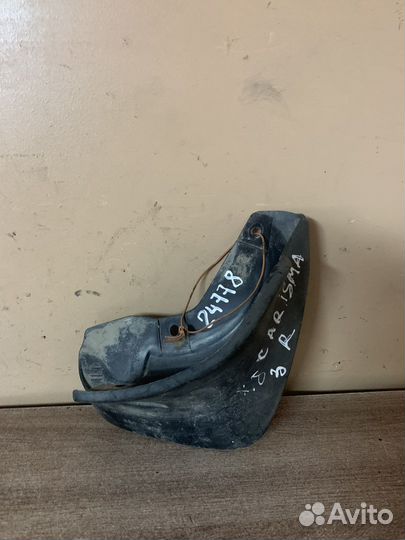 Брызговик задний правый carisma