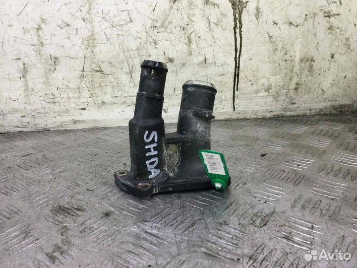 Фланец (тройник) системы охлаждения Ford Focus 2s6