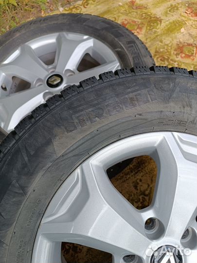 Pirelli Ice Zero 215/65 R16
