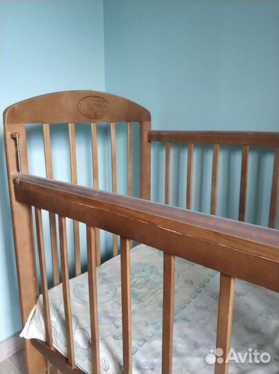 Детская кроватка с продольным маятником