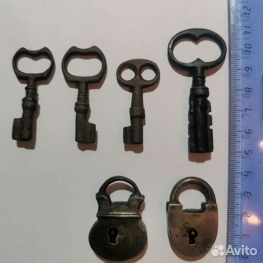 Старинные замки и ключи