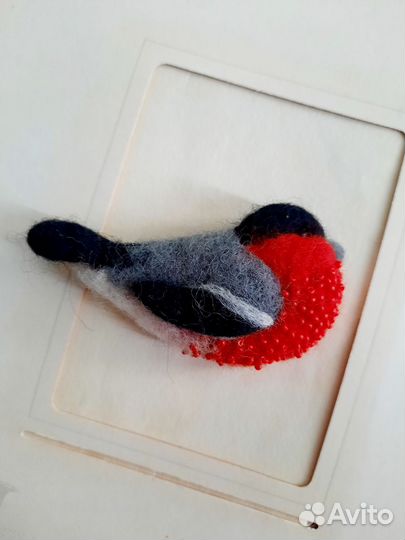 Брошь снегирь валяная