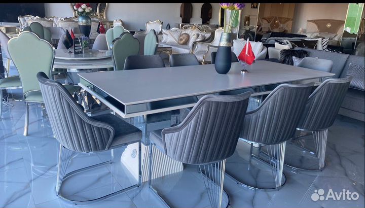 Стол и стулья