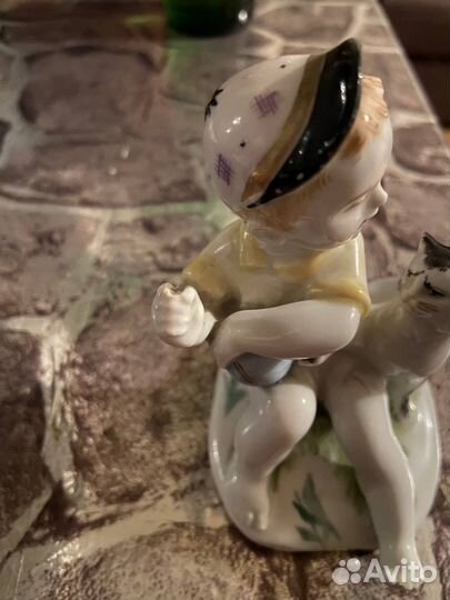 Статуэтка мальчик с кошкой