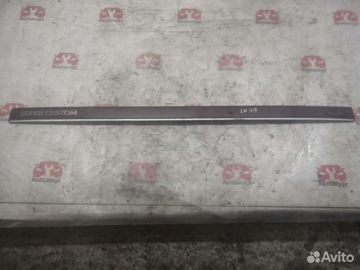 Накладка двери багажника Toyota Hiace LH107G 3L