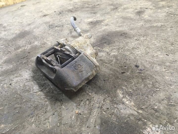 Суппорт передний правый Kia Avella седан 1.5