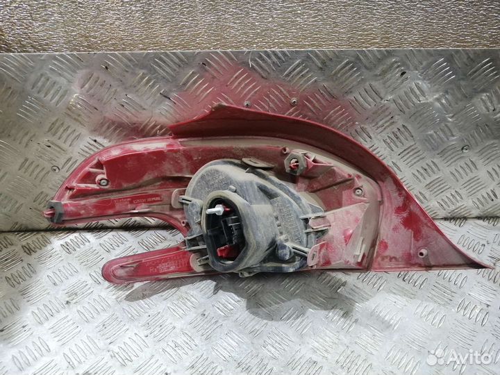 Фонарь правый Peugeot 208