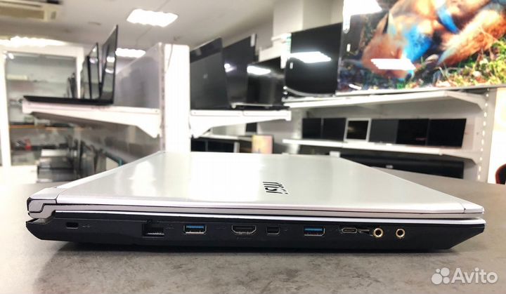 Msi/i7 7500/8GB/GTX1050/248GB SSD/17.3