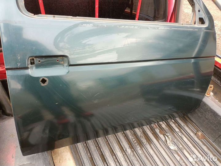Правая передняя дверь Nissan Terrano WD21