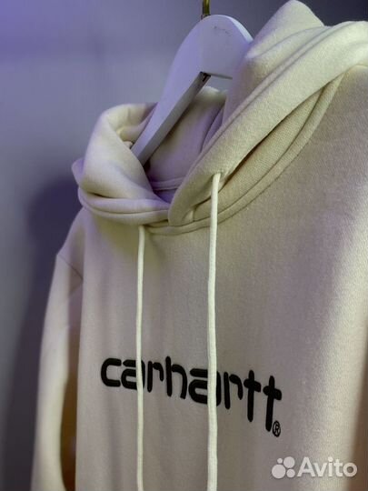 Худи Carhartt персиковый на руках