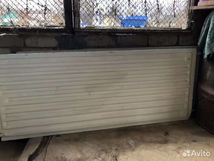 Дверь металлическая, батарея отопительная