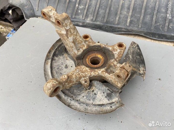 Кулак передний правый Nissan Almera G15