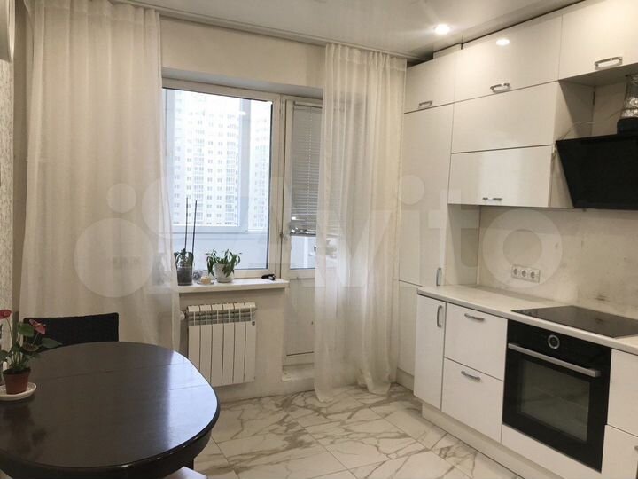 3-к. квартира, 90 м², 8/17 эт.