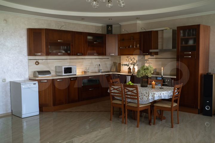 4-к. квартира, 140 м², 8/10 эт.