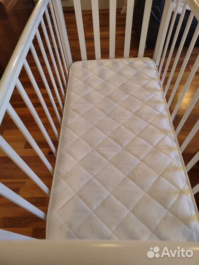 Детская кроватка с маятником и ящиком