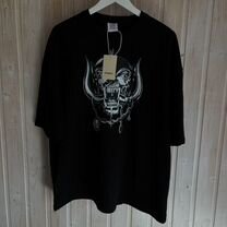 На руках Vetements Motorhead футболка