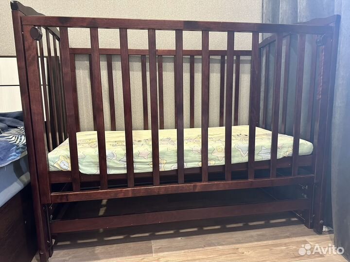 Кровать детская с маятником