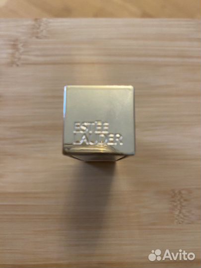 Помада люксовой марки “estee lauder”