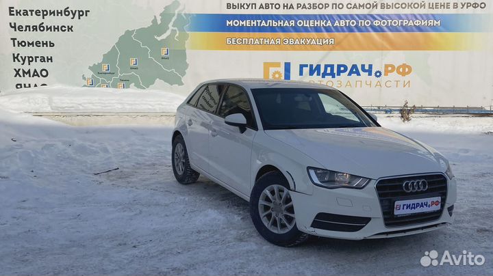 Накладка стекла переднего правого Audi A3 (8V) 8V4