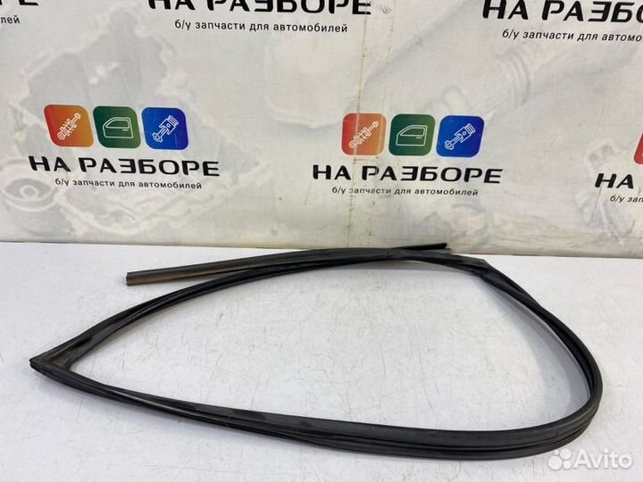 Уплотнительная резинка стекла двери передняя левая