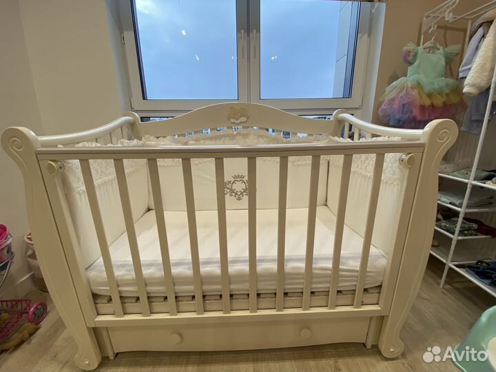 Детская кроватка с продольным маятником