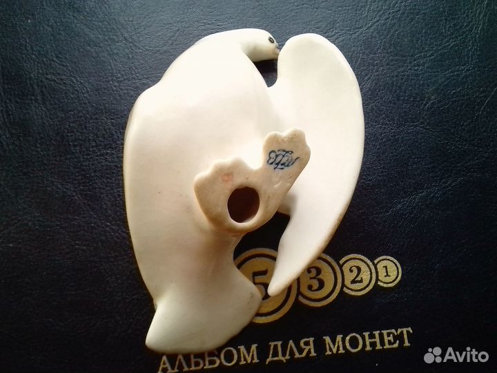 Статуэтка голубь