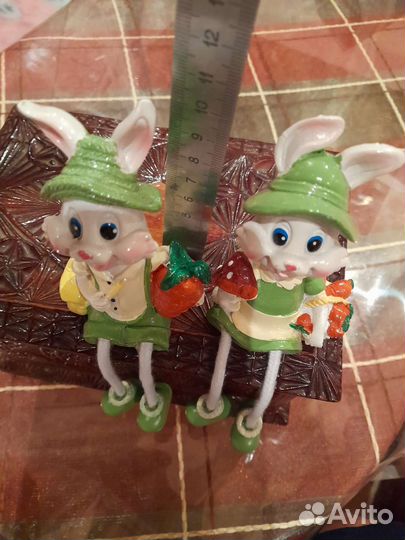 Фигурки пары сидячих зайчиков