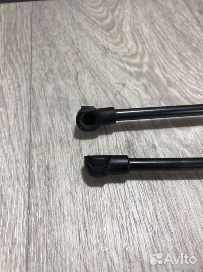 Амортизаторы крышки багажника Nissan Terrano 3 D10