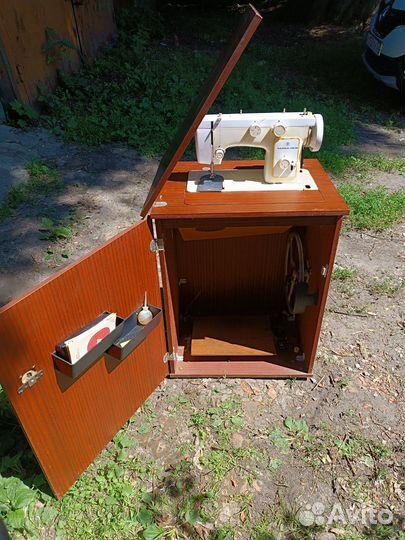 Швейная машина чайка 142м