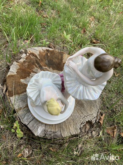 Статуэтка фарфоровая Балерины перед выступлением