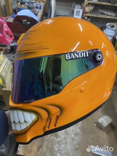 Шлем с улыбкой зубами