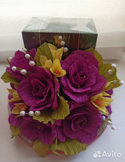 Букет цветов из гофрированной бумаги с конфетами