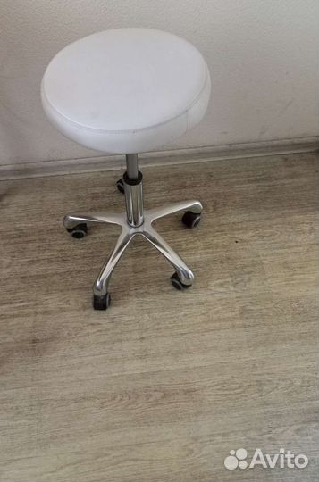 Стул для мастера маникюра на колесиках