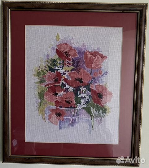Вышитая крестиком картина в раме