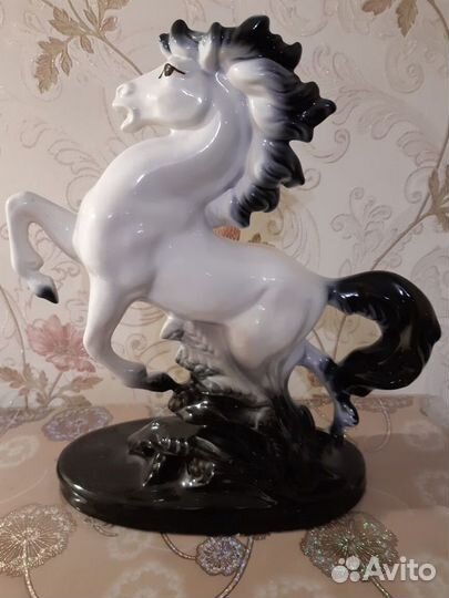 Фигурка статуэтка коня