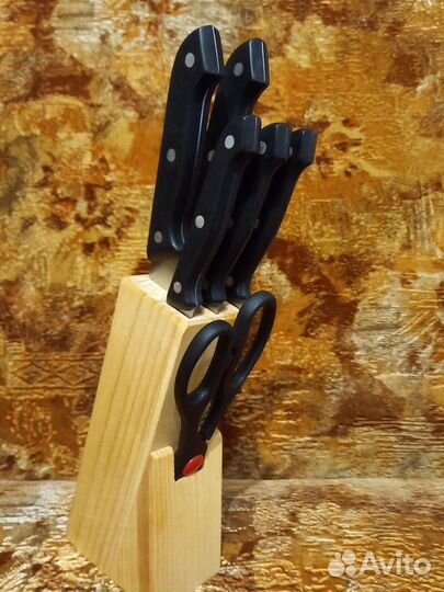 Набор кухонных ножей на подставке