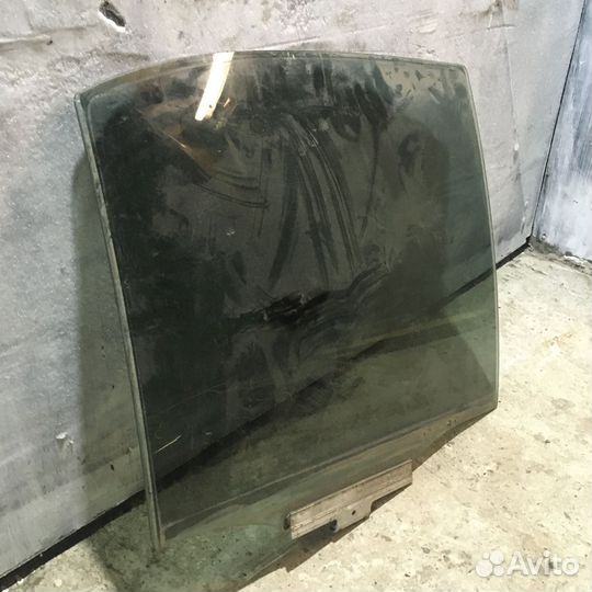Стекло задней правой двери Mercedes W210