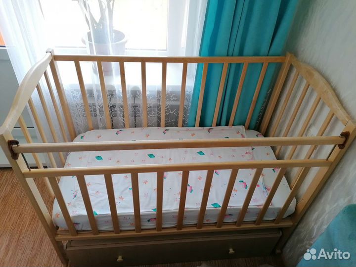 Детская кроватка с маятником и ящиком