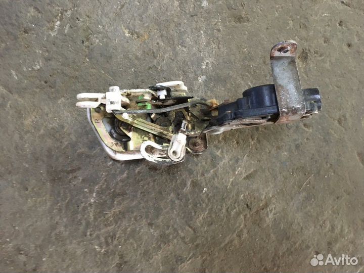 Замок двери задний правый (Mitsubishi Airtrek)