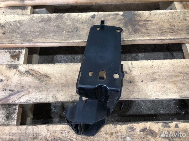 Крепление радиатора правое Bmw 3 E90 N46B20 2007