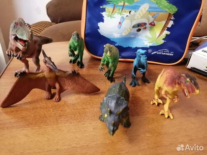 Фигурки динозавров
