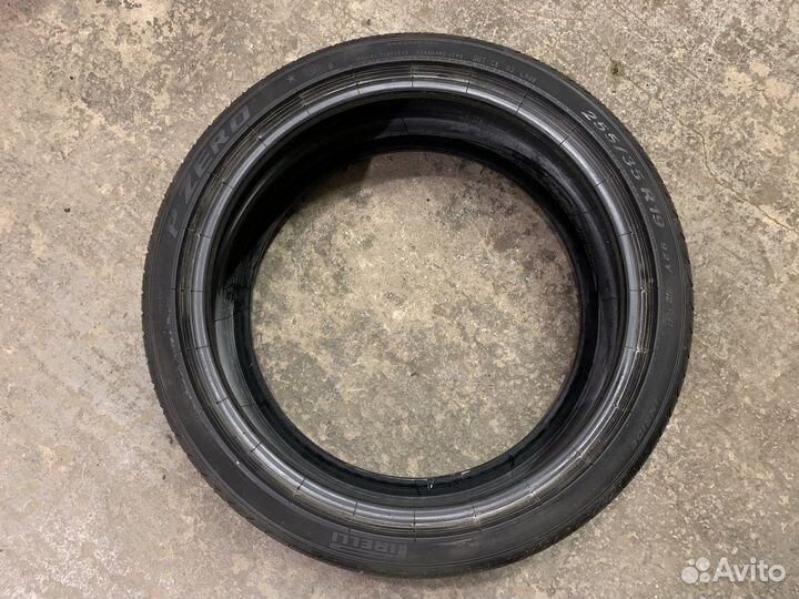 Pirelli P Zero 255/35 R19 92Y