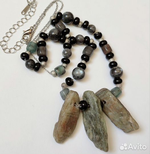 Колье с Зелёным Кианитом и Ларвикитом