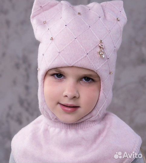 Шапка шлем с натуральным помпоном