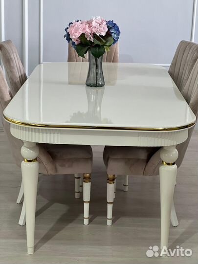 Стол и стулья