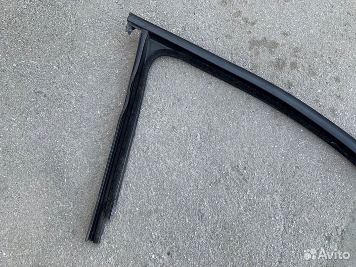 Уплотнитель стекла двери передней правой Golf 7