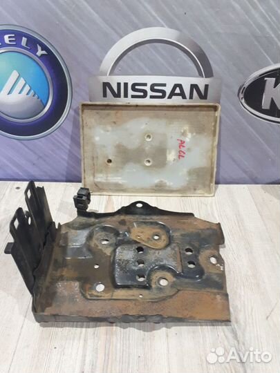 Корпус площадка крепления аккумулятора акб Nissan