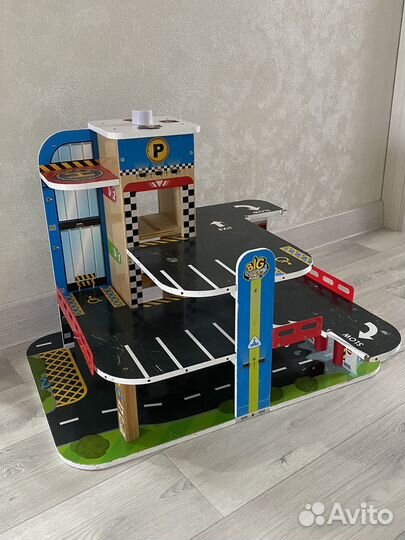 Деревянная парковка для машинок