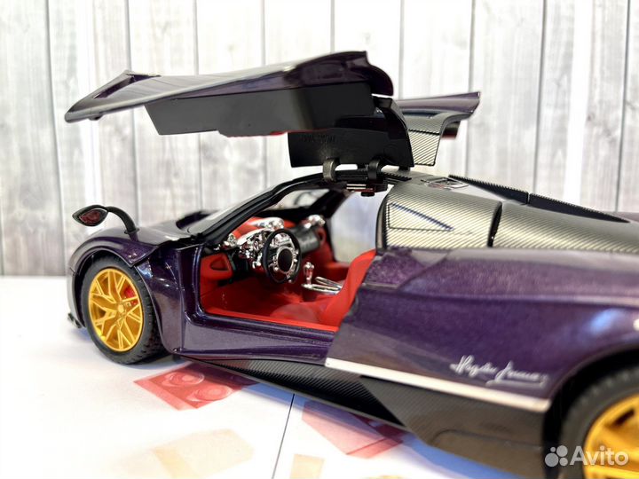Pagani Huayra Roadster 1:24 металлическая машинка